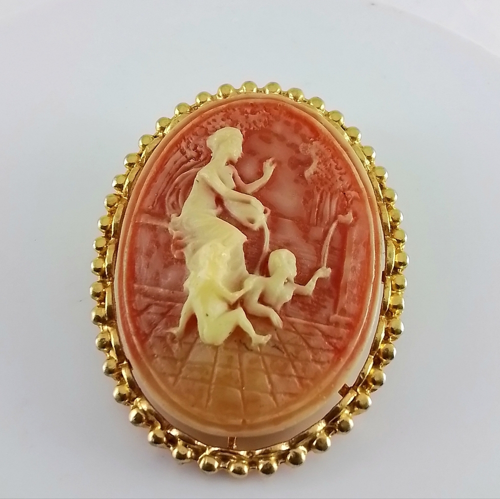Vintage Signed Coro Goldtone Cameo Pin Brooch